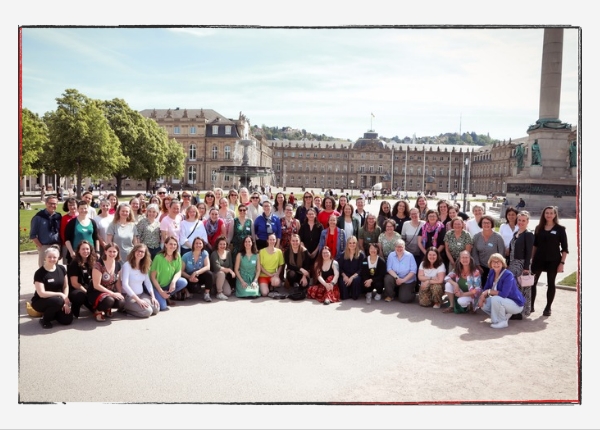 reflectandlearn KW 16: TCS Gruppenbild an der Jubiläumssäule in Stuttgart