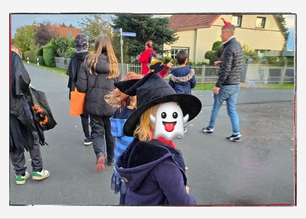 Monatsrückblick Oktober 2024: Eine Gruppe Kinder und Jugendlicher zu Halloween verkleidet